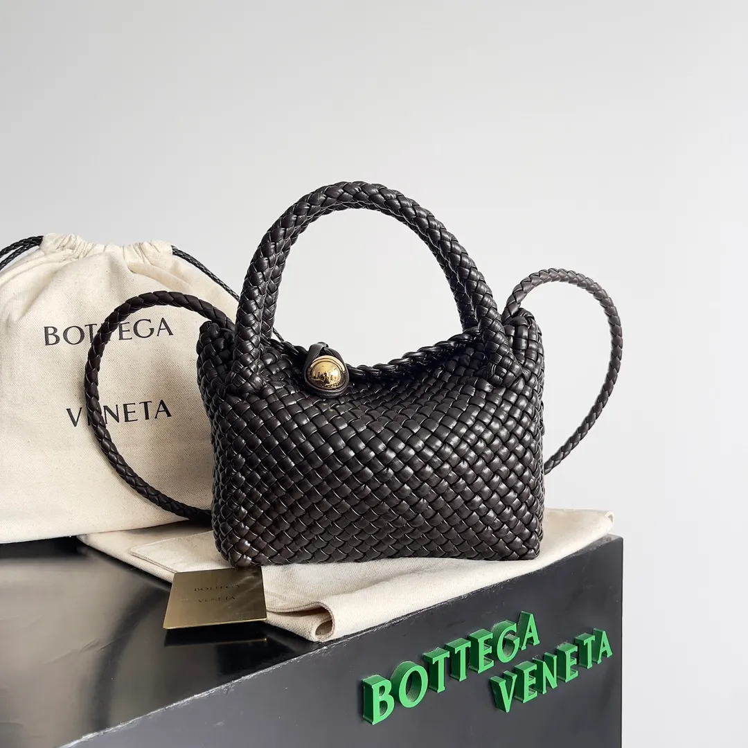 Batch 3760 BV collectible small woven handbags are really YYDS!! Bottega Veneta’s most classic small woven handbags are back! ! We use the highest quality leather with the highest craftsmanship❤️ to create the most expensive works. We have created the Intrecciato leather weaving process❤️ This unique traditional exclusive leather weaving method has not only become our logo but also reflects the time-consuming and labor-intensive craftsmanship of our products❤️ The new TOSCA handbag must be a selection worth collecting🆕 Style number: 776755 Size: 20*15.5*7cm